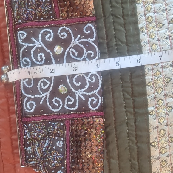 Beaded sequined clutch w hide and seek handle, goldtone snap closure/frame. - Picture 13 of 13